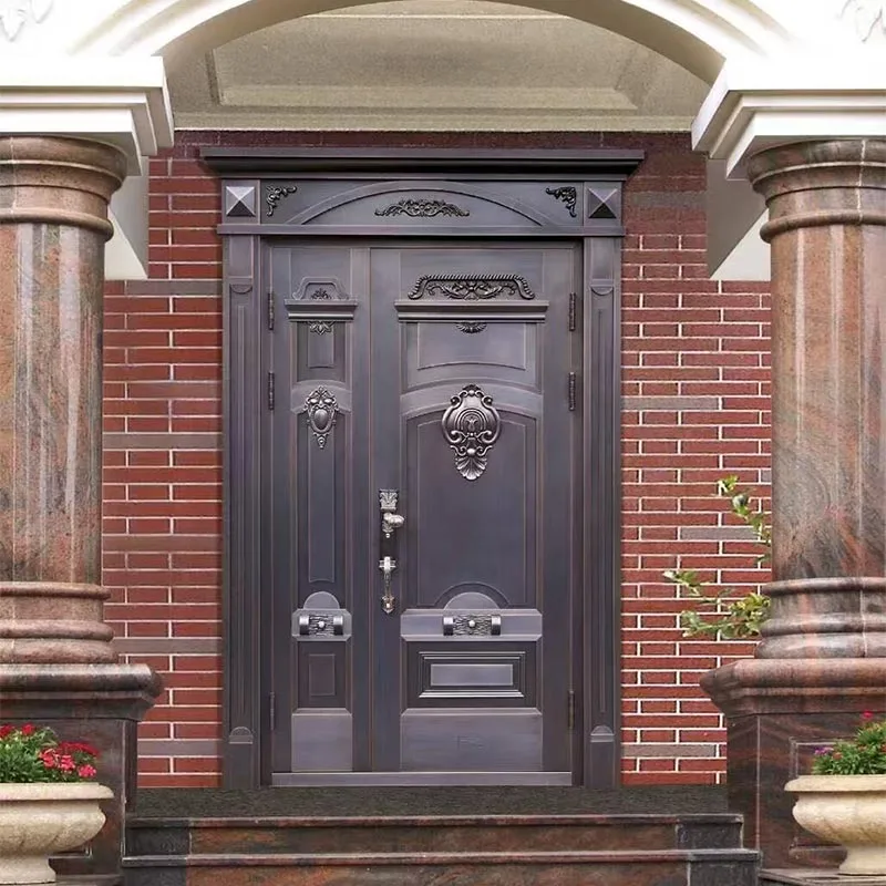 Porte d'entrée en cuivre de la villa mère-fils